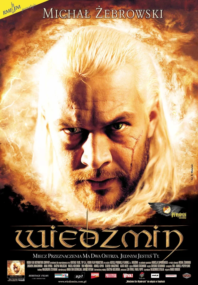 plakat. portret mężczyzny z długimi jasnymi włosami na tle ognia